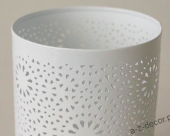 Ażurowy świecznik z metalu