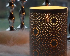 Metalowy świecznik ażurowy